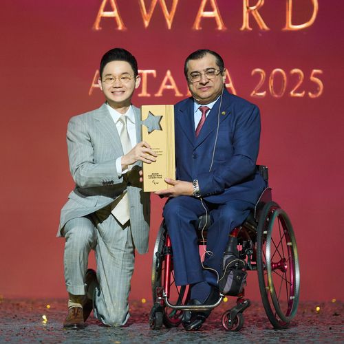 배동현 BDH 이사장, 아시아패럴림픽위원회 시상식서 아시아훈장 수상(서울=연합뉴스) 13일 카자흐스탄 아스타나에서 열린 2025 아시아패럴림픽위원회 시상식에서 정진완(왼쪽) 대한장애인체육회장이 우수 NPC상을 수상하고 있다. 오른쪽은마지드 라셰드 아시아패럴림픽위원회 위원장. [대한장애인체육회 제공. 재판매 및 DB금지]