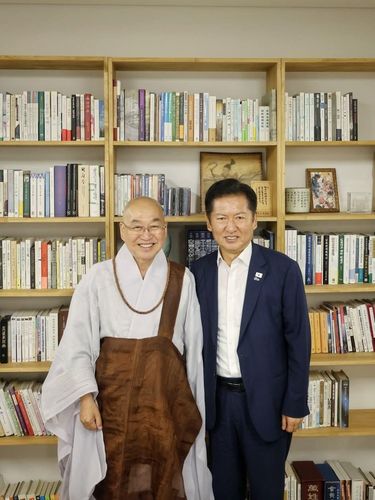 왼쪽부터 법륜스님, 민주당 정청래 대표[정청래 대표 페이스북 제공. 재판매 및 DB 금지]