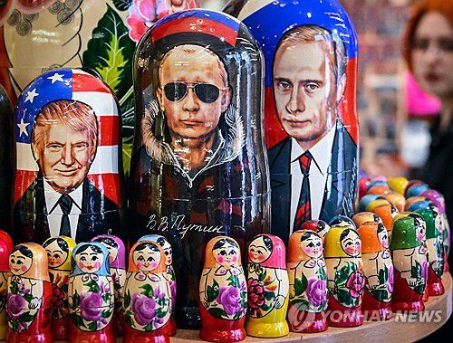 러시아 인형에 그려진 트럼프 대통령과 푸틴 대통령[AFP 연합뉴스. 재판매 및 DB 금지]