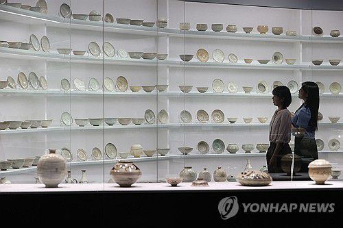 조선 전기 미술 대전(서울=연합뉴스) 강민지 기자 = 9일 서울 용산구 국립중앙박물관에서 관계자가 용산 개관 20주년 기념 특별전 '새 나라 새 미술: 조선 전기 미술 대전'을 둘러보고 있다. 전시는 15~16세기 도자, 서화, 불교미술 등을 선보인다. 2025.6.9 mjkang@yna.co.kr