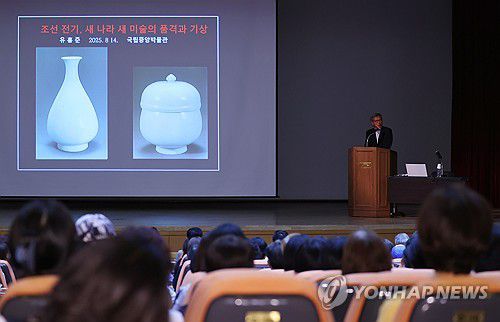 유홍준 국립중앙박물관장, '조선 전기 미술' 특별 강연(서울=연합뉴스) 진연수 기자 = 유홍준 국립중앙박물관 관장이 14일 오후 서울 용산구 국립중앙박물관 대강당에서 조선 전기 미술 특별 강연을 하고 있다. 2025.8.14 jin90@yna.co.kr