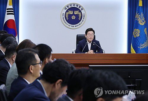 이재명 대통령, 7차 수석·보좌관 회의 발언(서울=연합뉴스) 한상균 기자 = 이재명 대통령이 14일 서울 용산 대통령실 청사에서 열린 7차  수석·보좌관 회의에서 발언하고 있다. 2025.8.14 xyz@yna.co.kr