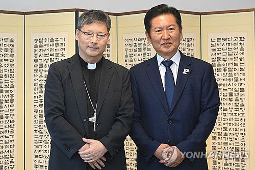 기념촬영하는 정순택 대주교와 정청래 대표(서울=연합뉴스) 더불어민주당 정청래 대표가 14일 서울 중구 한국천주교서울대교구청에서 서울대교구장 정순택 대주교를 예방, 기념촬영을 하고 있다. 2025.8.14 [국회사진기자단] pdj6635@yna.co.kr