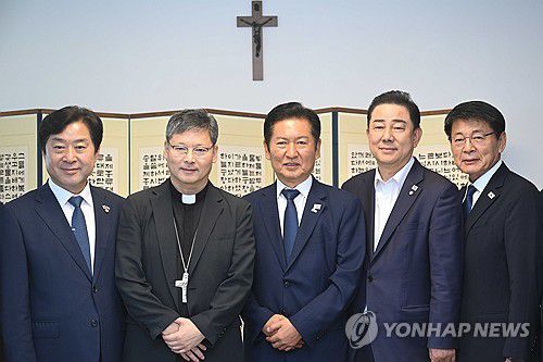 기념촬영하는 정순택 대주교와 정청래 대표(서울=연합뉴스) 더불어민주당 정청래 대표가 14일 서울 중구 한국천주교서울대교구청에서 서울대교구장 정순택 대주교를 예방, 기념촬영을 하고 있다. 2025.8.14 [국회사진기자단] pdj6635@yna.co.kr