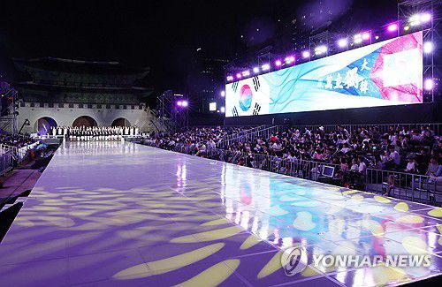 경복궁에서 열린 광복 80년 전야제(서울=연합뉴스) 서명곤 기자 = 14일 서울 경복궁 흥례문광장에서 열린 광복 80년 전야제 '우리는 빛이다' 행사에서 공연이 펼쳐지고 있다.  2025.8.14 seephoto@yna.co.kr