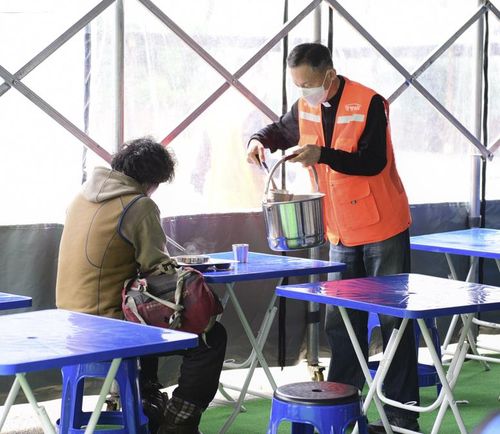 명동밥집에서 배식하는 유경촌 주교[천주교 서울대교구 제공. 재판매 및 DB 금지]