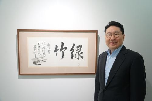 이상현 태인 대표와 안중근 의사 유묵 '녹죽'안중근 의사의 유묵 '녹죽'과 함께 선 이상현 태인 대표 모습. '녹죽' 유묵은 고(故) 구태회 LS전선 명예회장의 차녀이자 이 대표의 모친인 구혜정 여사가 최근 경매에서 낙찰받아 일본에서 국내로 환수됐다. [태인 제공. 재판매 및 DB 금지]