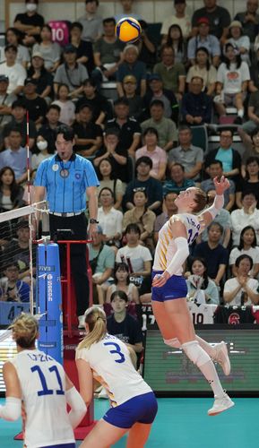 공격하는 스웨덴의 이사벨 하크[대한배구협회 제공. 재판매 및 DB 금지]