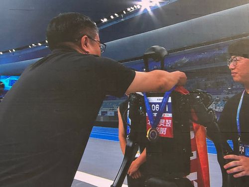 로봇 1천500ｍ 달리기 우승자 '링이과학기술'팀    (베이징=연합뉴스) 정성조 특파원 = 15일 오전 중국 베이징 '세계 휴머노이드 로봇 운동회' 1천500ｍ 달리기에서 우승을 차지한 유니트리 자회사 링이과학기술팀의 로봇이 메달을 수여받고 있다. 2025.8.15 xing@yna.co.kr