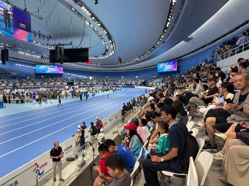 로봇 운동회 지켜보는 관중들    (베이징=연합뉴스) 정성조 특파원 = 15일 오전 중국 베이징 '세계 휴머노이드 로봇 운동회' 관람석 모습.. 2025.8.15 xing@yna.co.kr