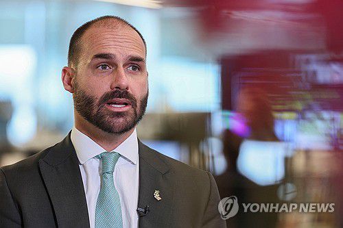 14일(현지시간) 미국에서 인터뷰하는 에두아르두 보우소나루 브라질 하원 의원[워싱턴 로이터=연합뉴스. 재판매 및 DB 금지]