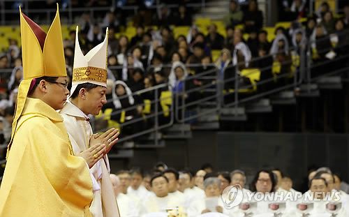 유경촌·정순택 주교 서품식(2014년)(서울=연합뉴스) 2014년 2월 5일 오후 서울 송파구 방이동 올림픽공원 체조경기장에서 열린 천주교 서울대교구 주교 서품식에서 유경촌(세례명 티모테오)·정순택(베드로·왼쪽, 현재 대주교) 주교가 주교관을 쓰고 기도하고 있다. [연합뉴스 자료사진]