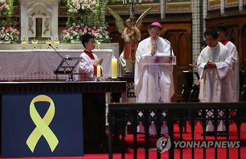 세월호 참사 2주기 추모미사(서울=연합뉴스) 세월호 참사 2주기를 하루 앞둔 2016년 4월 15일 오후 서울 중구 명동성당에서 유경촌 주교가 추모미사를 주례하고 있다. [연합뉴스 자료사진]