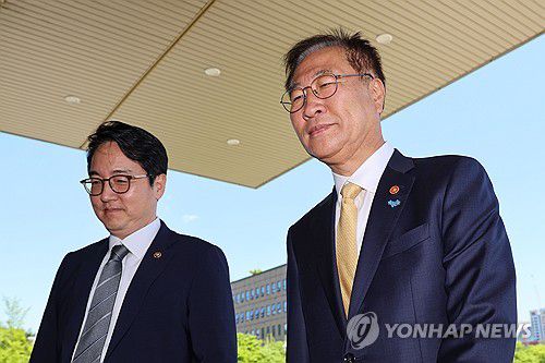 법무부 청사로 향하는 박성재 장관-심우정 차관(과천=연합뉴스) 신현우 기자 = 박성재 법무부 장관(오른쪽)이 8일 오후 정부과천청사 법무부로 향하고 있다. 이날 법무부에서 서울 동부구치소에 수감 중인 윤석열 대통령의 장모 최은순 씨의 가석방 재심사가 열린다.     왼쪽은 가석방심사위원장인 심우정 법무부 차관. 2024.5.8 nowwego@yna.co.kr