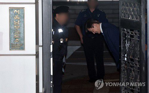 광복절 특사로 출소하는 조국 전 대표(서울=연합뉴스) 김인철 기자 = 조국혁신당 조국 전 대표가 15일 서울 구로구 남부교도소에서 광복절 특별사면·복권 조치로 출소하며 교도소 관계자들과 인사하고 있다. 2025.8.15 yatoya@yna.co.kr
