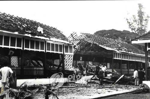 아웅 산 참사 현장 모습묘소 중앙 부분의 지붕이 부서져 내린 곳에서 미얀마 경찰과 한국조사단이 사건 경위를 조사하고 있다.  [연합뉴스 사진]