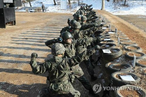 수류탄 투척 훈련 모습[연합뉴스 사진]