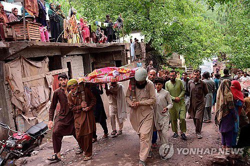 파키스탄 홍수로 숨진 희생자 관 운반하는 조문객들 [AFP 연합뉴스. 재판매 및 DB 금지]