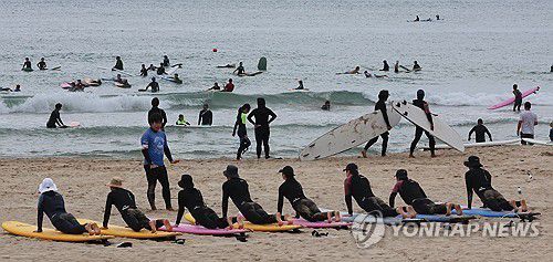 부산 송정해수욕장 서퍼 '북적'[연합뉴스 자료사진. 재판매 및 DB 금지]