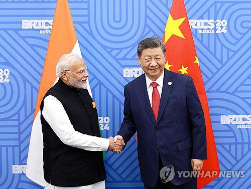 2024년 10월 러시아 카잔 브릭스 회의에서 만난 중국과 인도 정상[로이터 연합뉴스 자료사진. 재판매 및 DB 금지]