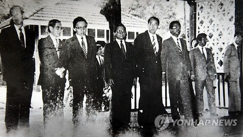 아웅 산 폭탄테러 사건 당시 한국의 수행 장관들1983년 10월 9일 미얀마 아웅 산 묘소 폭발테러사건 당시 전두환 대통령 입장에 앞서 도열해 있는 수행 장관들 [연합뉴스 사진]
