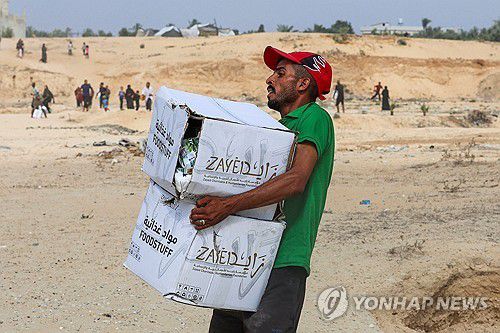 구호품 상자를 나르는 가자 주민[로이터=연합뉴스 자료사진. 재판매 및 DB 금지]