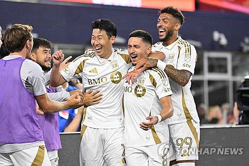 LAFC 델가도(8번)의 득점 후 동료들과 함께 기쁨을 나누는 손흥민(7번)[Eric Canha-Imagn Images=연합뉴스]