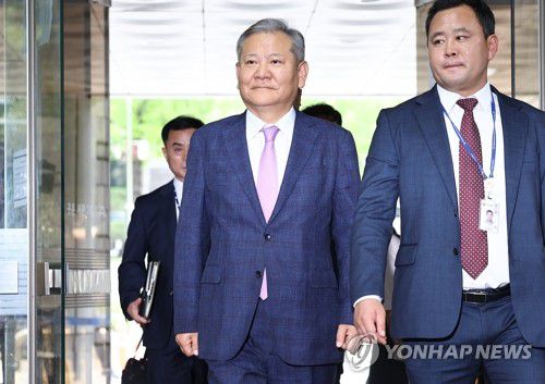 이상민 전 장관, 영장실질심사 출석(서울=연합뉴스) 김성민 기자 = 이상민 전 행정안전부 장관이 구속 전 피의자 심문(영장실질심사)을 위해 31일 서울 서초구 서울중앙지방법원으로 들어서고 있다. 2025.7.31 ksm7976@yna.co.kr