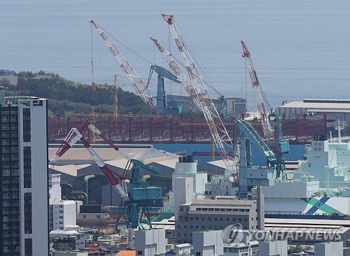 가동 중인 HD현대중공업 크레인한미 무역협상이 타결된 7월 31일 울산시 동구 HD현대중공업에서 크레인이 가동하고 있다. 한국은 미국에 3천500억달러(약 487조원)를 투자하는 등의 조건으로 상호관세를 기존 25%에서 15%로 낮추는 것에 합의했다. [연합뉴스 자료사진]