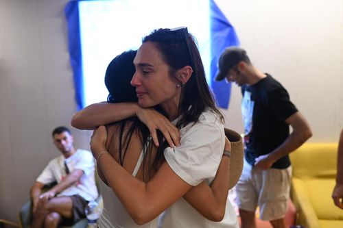 인질 가족 끌어안는 배우 갈 가도트[이스라엘 인질·실종자가족포럼 제공. 재판매 및 DB 금지]