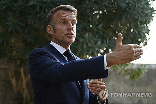 17일 의지의 연합 화상회의 후 기자들에게 설명하는 마크롱[AP 연합뉴스 자료사진. 재판매 및 DB 금지]