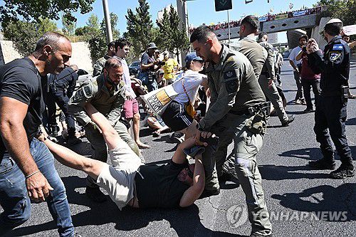 전쟁 반대 시위(예루살렘 UPI=연합뉴스) 17일(현지시간) 예루살렘 도로에서 이스라엘 내각의 가자시티 장악 방침에 반대하는 시위대가 군경에 끌려나가고 있다. 2025.8.17 photo@yna.co.kr