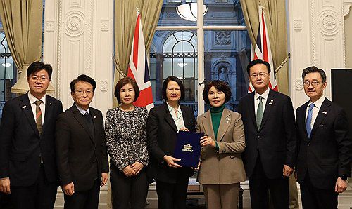 국회의장 특사단, 영국 외무부 정무차관에 의장 친서 전달(서울=연합뉴스) 유럽 국회 특별방문단이 10일(현지시간) 영국 런던에서 캐서린 웨스트 영국 외무부 인도태평양 담당 정무차관에게 우원식 국회의장의 친서를 전달, 기념 촬영하고 있다. 2025.2.11 [국회 제공. 재판매 및 DB 금지] photo@yna.co.kr