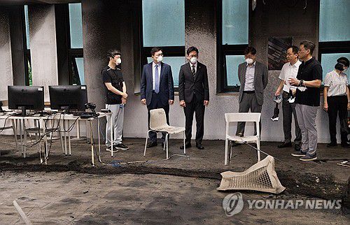 배경훈 장관, 배터리 화재 사고 현장 방문(서울=연합뉴스) 배경훈 과학기술정보통신부 장관이 13일 서울 관악구 서울대학교 유회진학술정보관 실습실을 방문해 배터리 화재 사고 현장을 둘러보고 있다. 2025.8.13 [과학기술정보통신부 제공. 재판매 및 DB 금지] photo@yna.co.kr