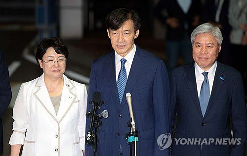 조국 전 대표, 광복절 특사로 출소(서울=연합뉴스) 김인철 기자 = 조국혁신당 조국 전 대표가 15일 서울 구로구 남부교도소에서 광복절 특별사면·복권 조치로 출소하며 대국민 인사를 하고 있다. 2025.8.15 yatoya@yna.co.kr