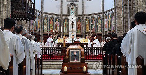 정순택 대주교, 고 유경촌 주교 장례미사 집전(서울=연합뉴스) 정순택 천주교 서울대교구장 대주교가 18일 서울 중구 명동대성당에서 고 유경촌 주교 장례미사를 집전하고 있다. 2025.8.18 [사진공동취재단] photo@yna.co.kr