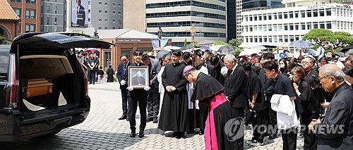 마지막 인사(서울=연합뉴스) 고 유경촌 주교 장례 미사가 18일 서울 중구 명동대성당에서 엄수된 가운데 유인촌 전 문화체육부 장관을 비롯한 유가족들이 운구차를 향해 마지막 인사를 하고 있다. 2025.8.18 [사진공동취재단] photo@yna.co.kr