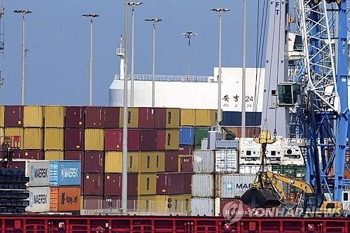 이탈리아 한 항구의 컨테이너들[AP 연합뉴스 자료사진. 재판매 및 DB 금지]