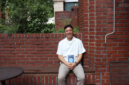 제30회 한겨레문학상 수상 작가 김홍장편소설 '말뚝들'로 제30회 한겨레문학상 수상자로 선정된 김홍 작가. [한겨레출판 제공. 재판매 및 DB 금지]