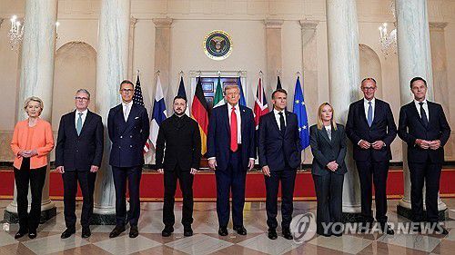 18일 백악관에서 단체 기념사진 찍는 미·우크라·유럽 정상들[로이터 연합뉴스 자료사진. 재판매 및 DB 금지]