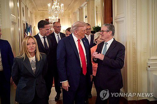 스타머 영국 총리와 이야기하는 트럼프 대통령[로이터 연합뉴스 자료사진. 재판매 및 DB 금지]