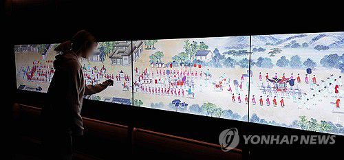 디지털로 감상하는 외규장각 의궤(서울=연합뉴스) 서대연 기자 = 14일 오전 서울 용산구 국립중앙박물관 외규장각 의궤실에서 관람객들이 디지털 전시물을 살펴보고 있다. 2024.11.14 dwise@yna.co.kr