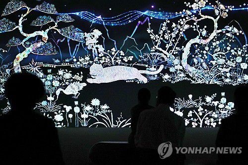 '용맹하고 유쾌하게'(서울=연합뉴스) 진연수 기자 = 29일 서울 용산구 국립중앙박물관에서 열린 실감 영상 콘텐츠 시연회에서 '어흥, 호랑이 - 용맹하게, 신통하게, 유쾌하게'를 공개하고 있다. 2025.4.29 jin90@yna.co.kr