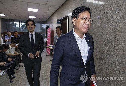 송언석 비대위원장, 국회 집무실 떠나 당사에서 비상대기(서울=연합뉴스) 황광모 기자 = 국민의힘 송언석 비상대책위원장 겸 원내대표가 18일 국회 내 국민의힘 원내대표실에서 짐을 챙겨 여의도 국민의힘 중앙당사로 향하고 있다.     국민의힘은 이날 의원총회 직후 김건희 특검이 통일교인들의 국민의힘 당원 가입 의혹을 규명하기 위해 발부받은 압수수색 영장 집행에 대비해 철야 비상대기에 들어가기로 했다.      송 비대위원장도 집무실을 당사로 옮기고 철야 비상대기에 들어갔다. 2025.8.18 hkmpooh@yna.co.kr
