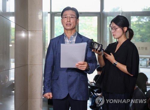 입장문 읽는 임성근 전 사단장(서울=연합뉴스) 윤동진 기자 = 임성근 전 해병대 1사단장이 19일 포렌식 참관을 위해 서울 서초구 이명현 순직해병특별검사팀 사무실로 출석하며 입장문을 읽고 있다. 2025.8.19 mon@yna.co.kr