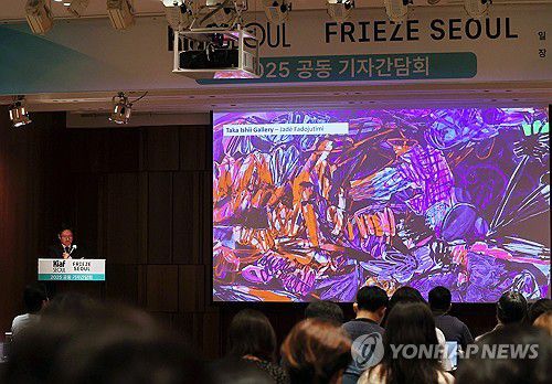 '프리즈 서울' 참가 갤러리 소개(서울=연합뉴스) 이재희 기자 = 19일 서울 중구 신라호텔에서 열린 미술 전시 키아프 서울·프리즈 서울 공동기자회견에서 패트릭 리 프리즈 서울 대표가 프리즈 참가 갤러리를 소개하고 있다. 2025.8.19 scape@yna.co.kr