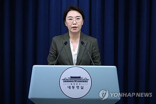 경제단체ㆍ기업인 간담회 설명하는 대통령실 대변인(서울=연합뉴스) 한상균 기자 = 강유정 대변인이 19일 용산 대통령실 기자회견장에서 이재명 대통령의 경제단체 및 기업인 간담회 관련 브리핑을 하고 있다. 2025.8.19 xyz@yna.co.kr