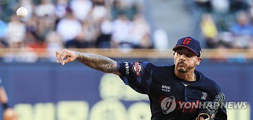 역투하는 롯데 벨라스케즈(서울=연합뉴스) 최재구 기자 = 19일 서울 잠실야구장에서 열린 프로야구 롯데-LG 경기에서 롯데 선발 벨라스케즈가 역투하고 있다. 2025.8.19 jjaeck9@yna.co.kr