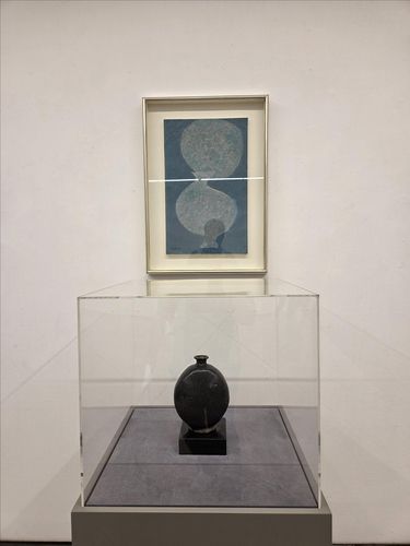 학고재 '흙으로부터' 전시 전경(서울=연합뉴스) 박의래 기자 = 흑자편호와 김환기의 '항아리'가 걸린 학고재 '흙으로부터' 전시 전경. 2025.8.20 laecorp@yna.co.kr