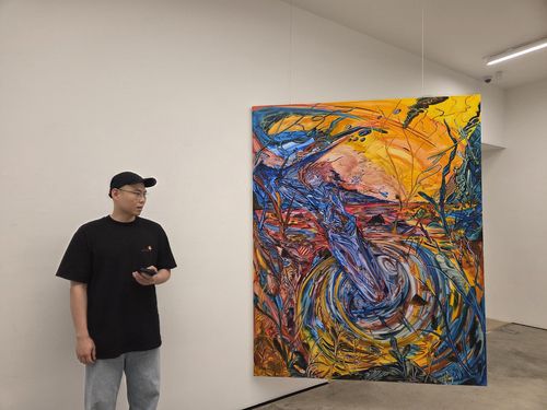 학고재 '흙으로부터' 전시 전경(서울=연합뉴스) 박의래 기자 = 박광수 작가가 자기 작품 '땅과 화살' 앞에서 작품에 관해 설명하고 있다. 2025.8.20. laecorp@yna.co.kr